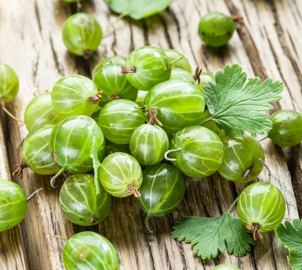 Stachelbeeren auf dem Holztisch. — Stockfoto