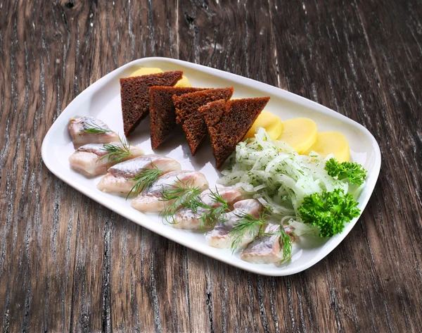 Cold snack - pieces of herring with bread and pickled onion. — Stock Photo, Image