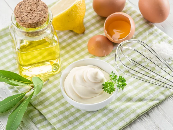 Ingredientes naturales de mayonesa y la salsa en sí . — Foto de Stock