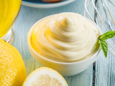 Beyaz kase ve limon doğal mayonez.