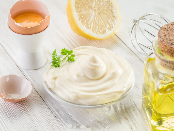 Натуральные ингредиенты майонеза и сам соус
.