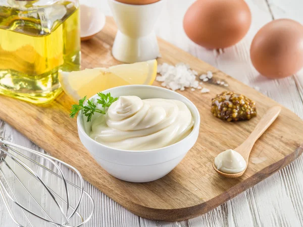 Mayonaise van natuurlijke ingrediënten en de saus zelf. — Stockfoto
