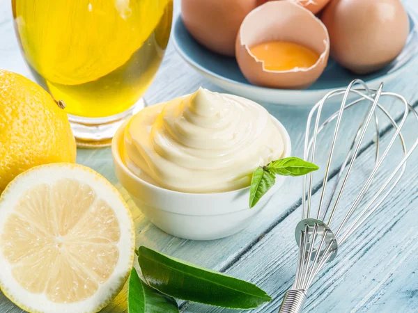 Natural mayonnaise ingredients and the sauce itself. — Stock Photo, Image