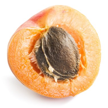 Beyaz arka plan üzerinde sulu kayısı kesit.