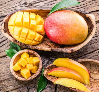 Mango meyve ve ahşap masa mango küpleri.
