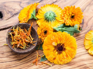 Calendula çiçekleri eski ahşap masada.