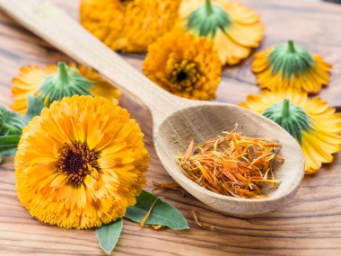 Calendula çiçekleri eski ahşap masada.