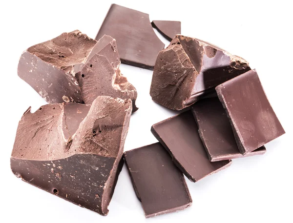 Bloques de chocolate y trozos de barra de chocolate aislados en un blanco —  Fotos de Stock