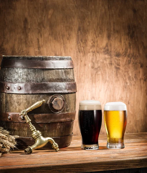 Vasos de cerveza y barril de cerveza en la mesa de madera. Cerveza artesanal — Foto de Stock