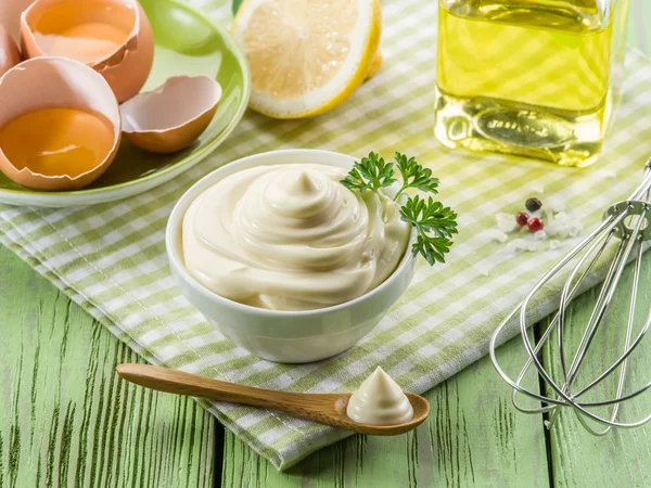 Natürliche Mayonnaise-Zutaten und die Sauce selbst. — Stockfoto