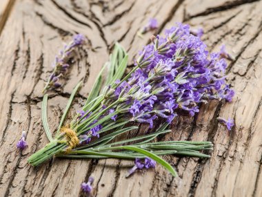 Eski ahşap masaya lavandula veya lavanta çiçek demet.