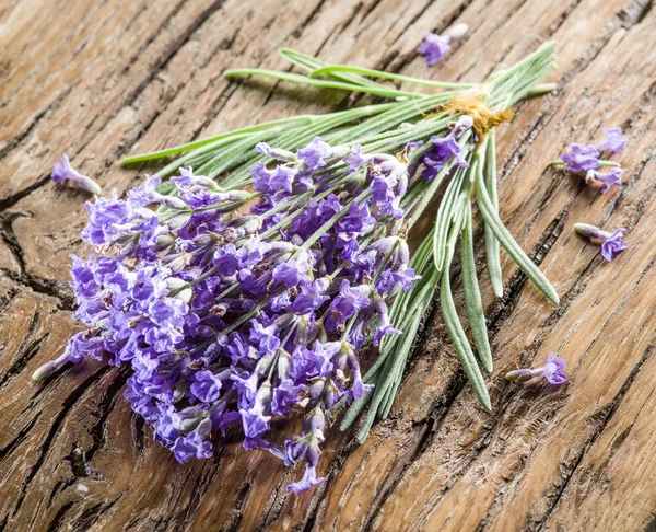 Massa lavandula eller lavendel blommor på den gamla träbord. — Stockfoto