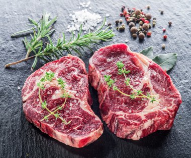 Siyah arka plan üzerine baharat ile kaburga eti. 