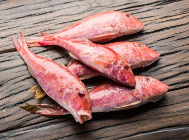 Ahşap tahta üzerinde kırmızı Kefal.