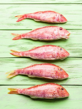 Ahşap tahta üzerinde kırmızı Kefal.