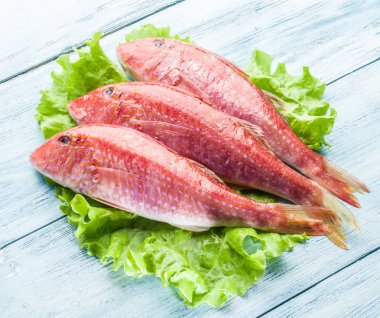 Ahşap tahta üzerinde kırmızı Kefal.