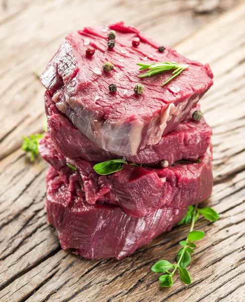 Filet de boeuf sur la planche à découper en bois . — Photo