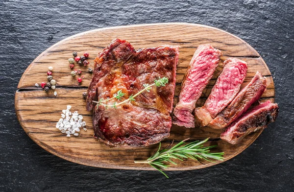 Střední Ribeye steak. — Stock fotografie