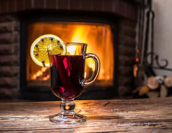 Hot mulled wine with orange slice, cloves and cinnamon stick. — Stock Photo, Image