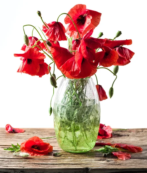 Bukett av vallmo blommor i vas på tabellen trä. — Stockfoto