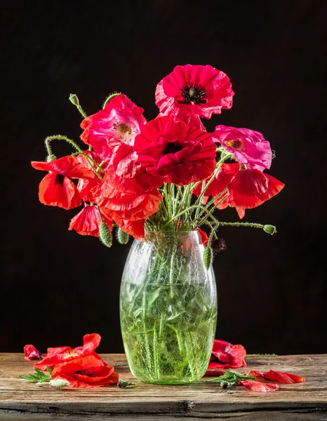 Bukett av vallmo blommor i vas på tabellen trä. — Stockfoto