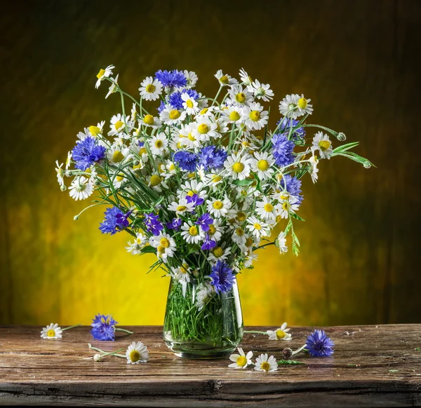 Buquê de camomilas e flores de milho no vaso na madeira — Fotografia de Stock