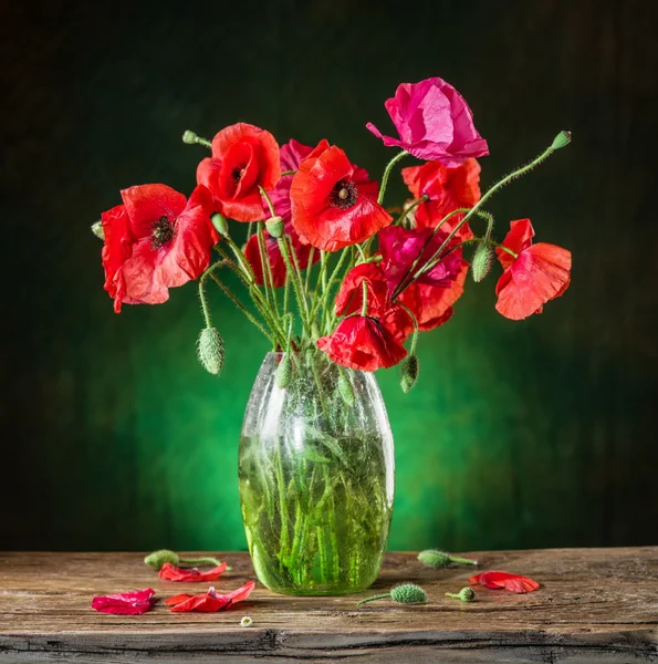 Buquê de flores de papoula no vaso na mesa de madeira . — Fotografia de Stock