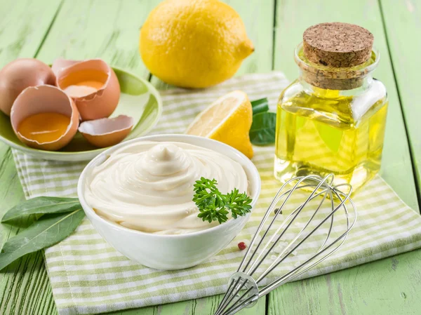 Natürliche Mayonnaise-Zutaten und die Sauce selbst. — Stockfoto