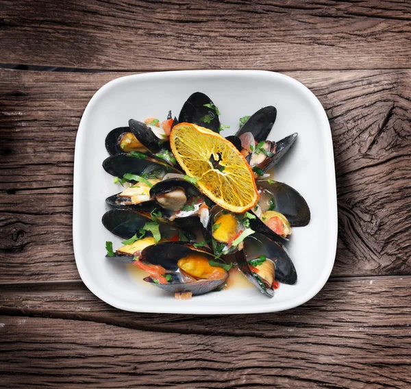 Cozze con erbe verdi e fetta d'arancia . — Foto Stock