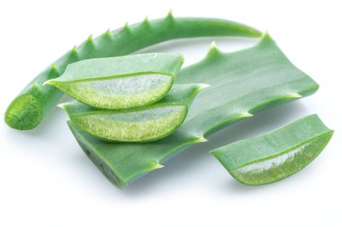 Aloe ya da Aloe vera beyaz arka planda taze yapraklar ve dilimler.