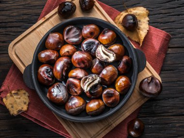 Tavada kızartılmış kestane meyvesi. Üst görünüm.