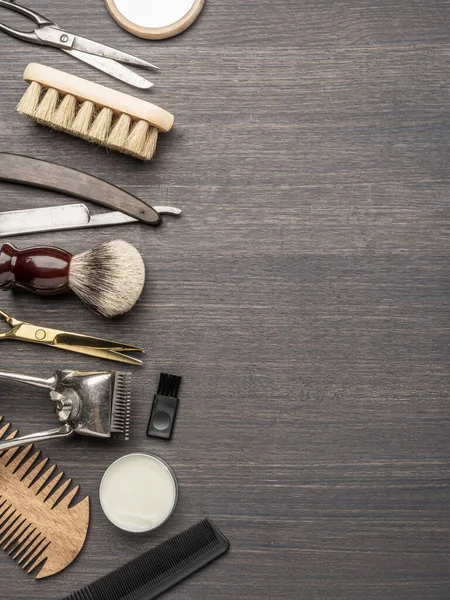 木制背景的经典造型和理发工具 放在深色木制桌子上的理发店乐器的顶视图 — 图库照片