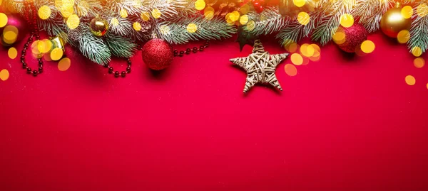 Rode Nieuwjaar Kerst Achtergrond Met Sparren Tak Kerst Decor Bovenaanzicht — Stockfoto