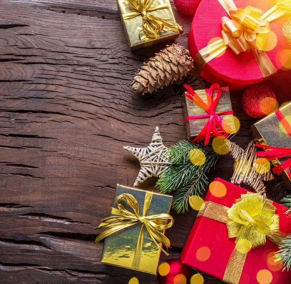 Décoration Noël Coffrets Cadeaux Lumières Floues Sur Table Bois Sombre — Photo