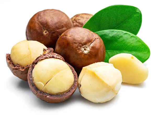 Macadamia Nüsse Mit Geschälter Macadamia Und Isolierten Blättern Auf Weißem — Stockfoto