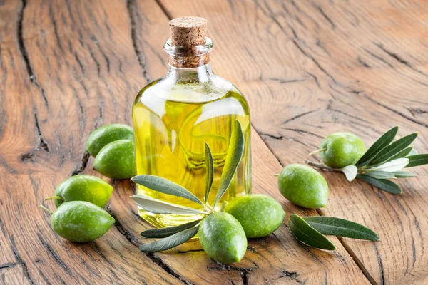 Groene Natuurlijke Olijven Met Fles Olijfolie Een Vintage Oude Houten — Stockfoto