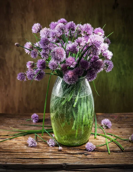 Buquê Cebola Cebolinha Flores Vaso Mesa Madeira — Fotografia de Stock