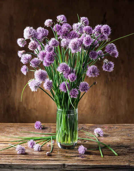 Bouquet Onion Chives Flowers Vase Wooden Table — Stock Photo, Image