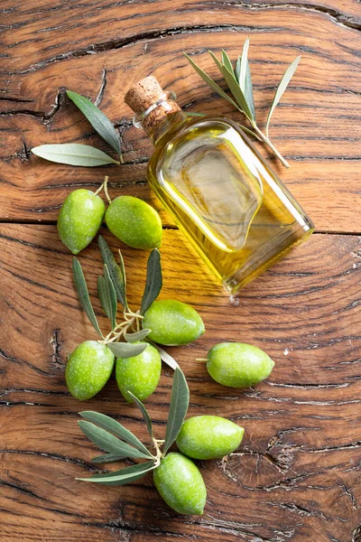 Aceitunas Naturales Verdes Con Botella Aceite Oliva Sobre Una Antigua —  Fotos de Stock