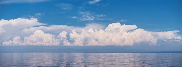 平静的大海和布满阳光的多云的天空 美丽的自然背景 — 图库照片