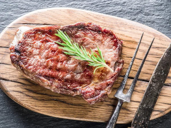 Grilovaný Ribeye Steak Bylinkami Solí Řezací Desce Připravené Jídlu Horní — Stock fotografie