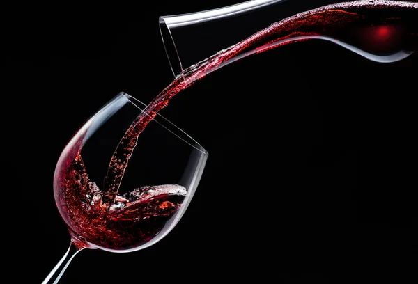 Vin Rouge Est Versé Dans Verre Vin Sur Fond Noir — Photo