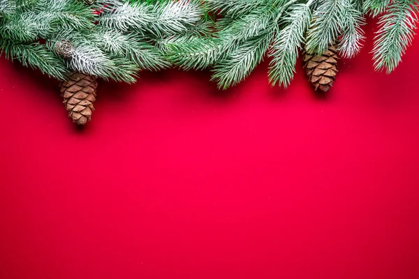 Červený Nový Rok Nebo Vánoční Pozadí Jedlovou Ratolestí Jedlovými Kužely — Stock fotografie