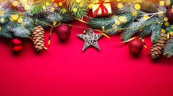 红色新年或圣诞节背景与杉树枝干和圣诞装饰 顶部视图 — 图库照片