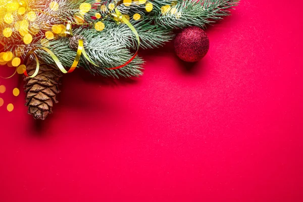 红色新年或圣诞节背景与杉树枝干和圣诞装饰 顶部视图 — 图库照片