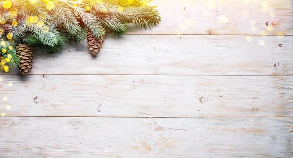 Rama Abeto Nevado Con Conos Abeto Mesa Madera Navidad Año — Foto de Stock