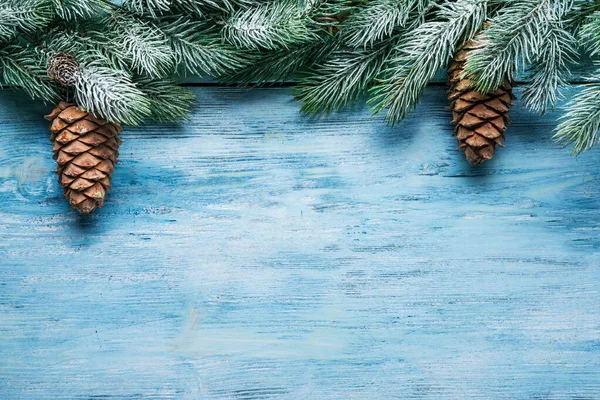 Μπλε Ξύλινο Φόντο Και Έλατο Καλυμμένο Χιόνι Χριστούγεννα Πρωτοχρονιά Διακοπές — Φωτογραφία Αρχείου