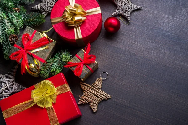 Decoração Natal Caixas Presente Mesa Madeira Escura Natal Ano Novo — Fotografia de Stock