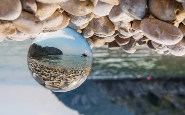 Kristall Boll Småsten Nära Havet Original Upp Och Ner Och — Stockfoto