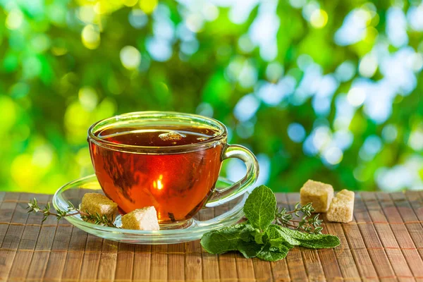 Theeceremonie Glazen Beker Met Gebrouwen Thee Staat Een Oude Tafel — Stockfoto